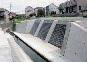 入間川分水路の取水施設。平成17年9月の浸水被害を契機に、水位が上昇した時に流水の一部を野川に流す分水路を整備し、平成25年4月から放流（毎秒10ｔ）が可能になった。