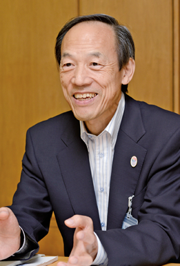 青山　佾氏