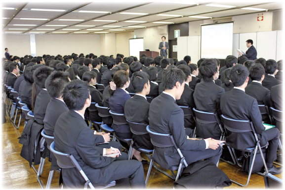 企業説明会には、多くの学生が訪れるが…（写真はイメージです）