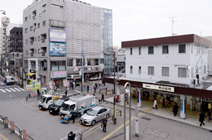 京王線と井の頭線が交差する明大前駅は、利用者は多いがほとんどが乗換え利用にとどまる。南北分断の解消、駅前広場の整備による発展の可能性が期待される