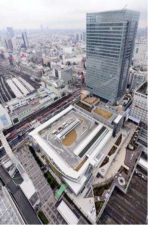 完成した新宿ミライナタワーとバスタ新宿。駅周辺の混雑解消、交通関連施設の集約を図る写真奥が池袋方面、手前が代々木方面